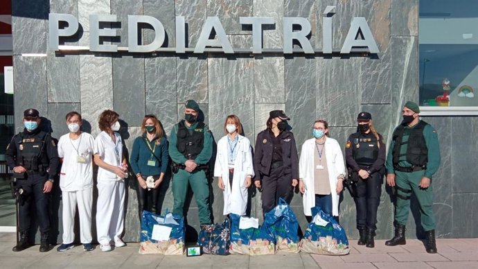 Reparto de juguetes a niños ingresados en el HUCA.