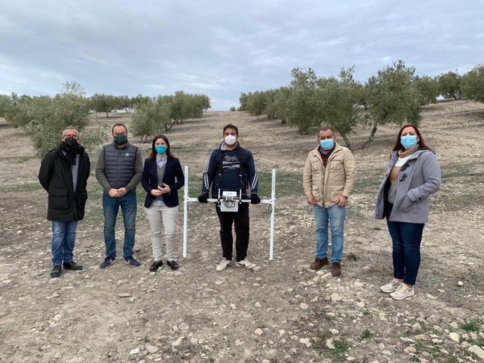 La delegada de Cultura, Cristina Casanueva (tercera por la izda.), en su visita al yacimiento arqueológico Cerro Boyero en Valenzuela.