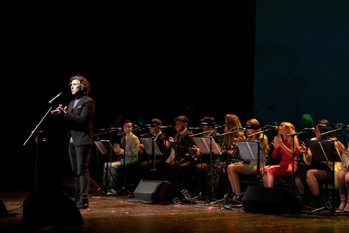 El artista Arcángel durante el concierto 'Así Canta Nuestra Tierra en Navidad' de Fundación Cajasol