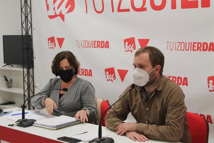 La diputada de IU, Henar Moreno, y el coordinador de IU, Diego Mendiola