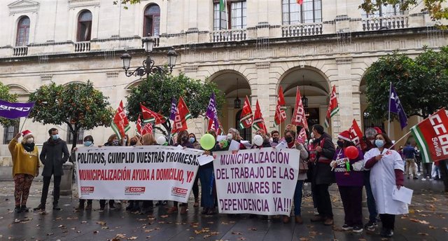 Protesta de CCOO ante el Ayuntamiento de Sevilla