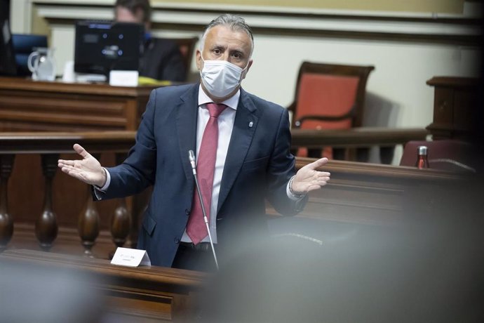 Archivo - El presidente de Canarias, Ángel Víctor Torres, en el Pleno del Parlamento