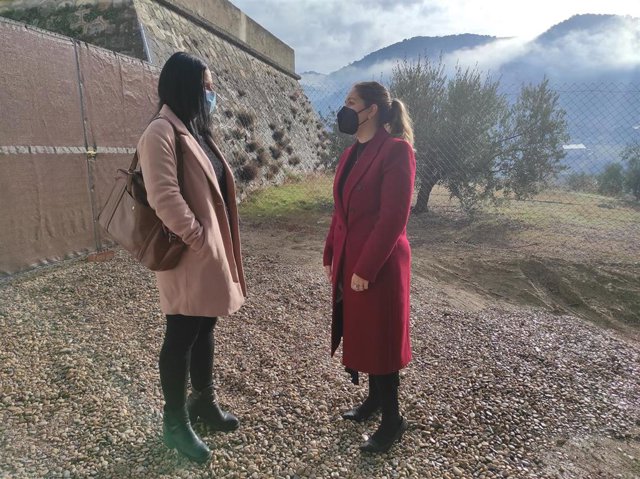 Gema Muñoz y Raquel Morales, ante el depósito de agua.