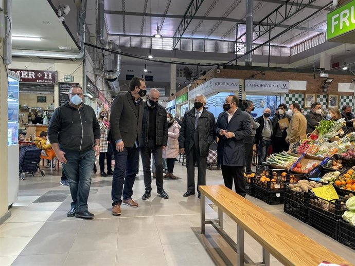 Los delegados Francisco Páez, Antonio Muñoz y Juan Antonio Barrionuevo, con el presidente de la Cámara de Comercio, Francisco Herrero, en el mercado de Pino Montano.