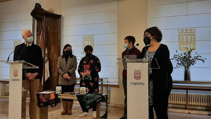 Nuria Ochoa, miembros de la Junta de ARPA Autismo, y el alcalde de Logroño, Pablo Hermoso de Mendoza