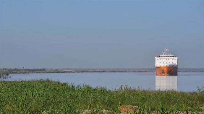 Archivo - Barco navegando por el estuario del río Guadalquivir Foto de archivo
