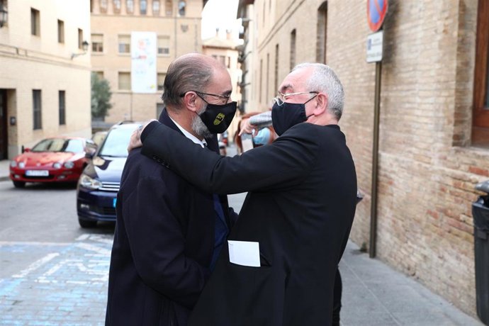 El presidente del Gobierno de Aragón, Javier Lambán, saluda al obispo de Barbastro-Monzón, monseñor Ángel Pérez.