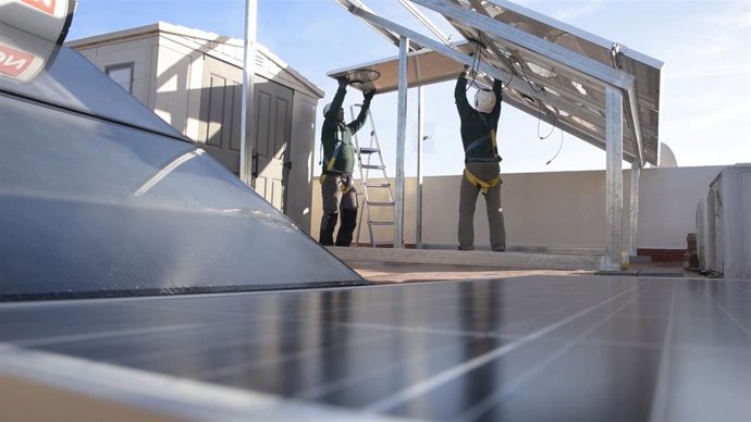 Archivo - Instalación de placas fotovoltaicas en una vivienda.