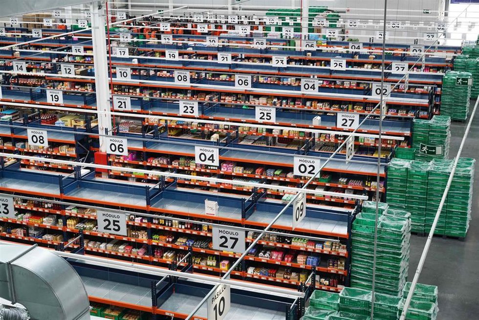 Archivo - Interior de un almacén "colmena" de Mercadona