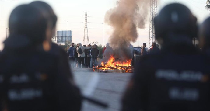 Policías y manifestantes en la novena jornada de la huelga del metal en el barrio del Río de San Pedro en Puerto Real el 24 de noviembre.