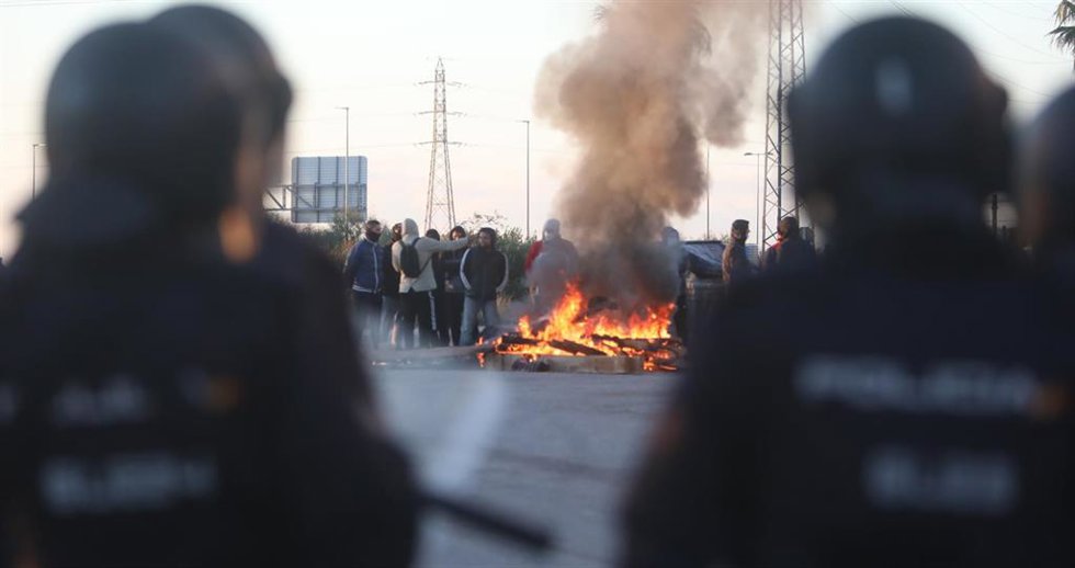 Policías y manifestantes en la novena jornada de la huelga del metal en el barrio del Río de San Pedro en Puerto Real el 24 de noviembre.