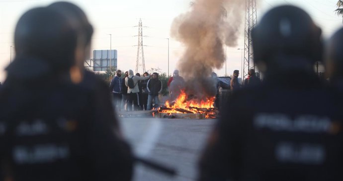 Policías cargan con los manifestantes en la novena jornada de la huelga del metal en el barrio del Río de San Pedro en Puerto Real a 24 de noviembre 2021 en Puerto Real (Cádiz)