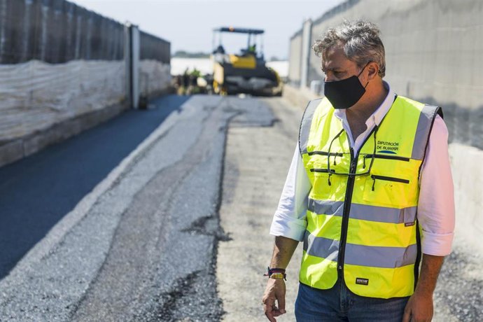 Archivo - El vicepresidente y diputado de Fomento, Ángel Escobar, en su visita a las obras de mejora de caminos rurales en Adra .