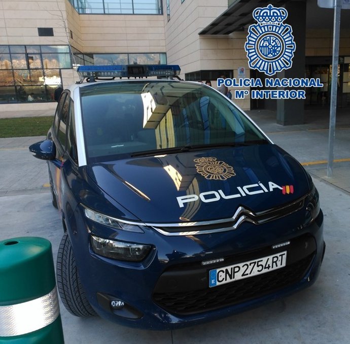 Vehículo policial en el PTS