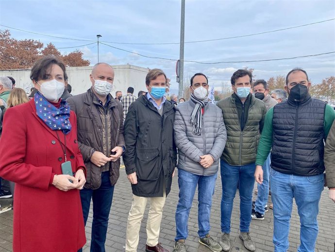 Antonio Repullo, José Carlos Álvarez y María Luisa Ceballos con otros representantes del PP.