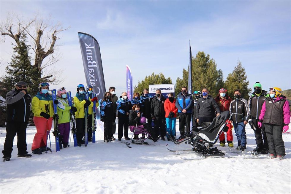 La estación invernal de Sierra Nevada recibe la cesión de equipos para esquí adaptado en virtud del acuerdo de patrocinio con Caixabank y Salomon