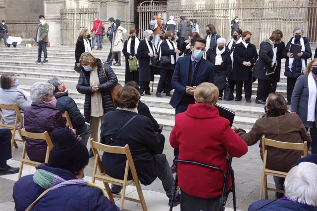 Mayores participan en el tradicional Certamen de Villancicos que cada año organiza el Ayuntamiento de Granada dentro de su campaña 'Mayores en Navidad'
