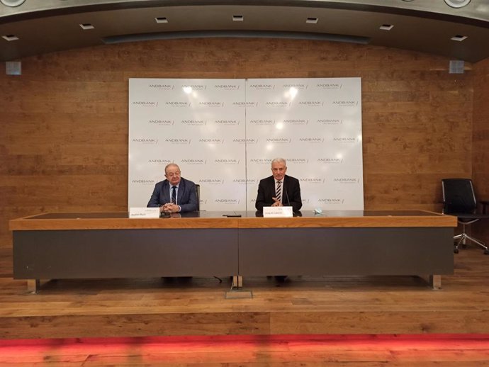 El presidente del COA, Jaume Martí, y el vicedirctor adjunto de Banca País de Andbank, Josep Maria Cabanes.