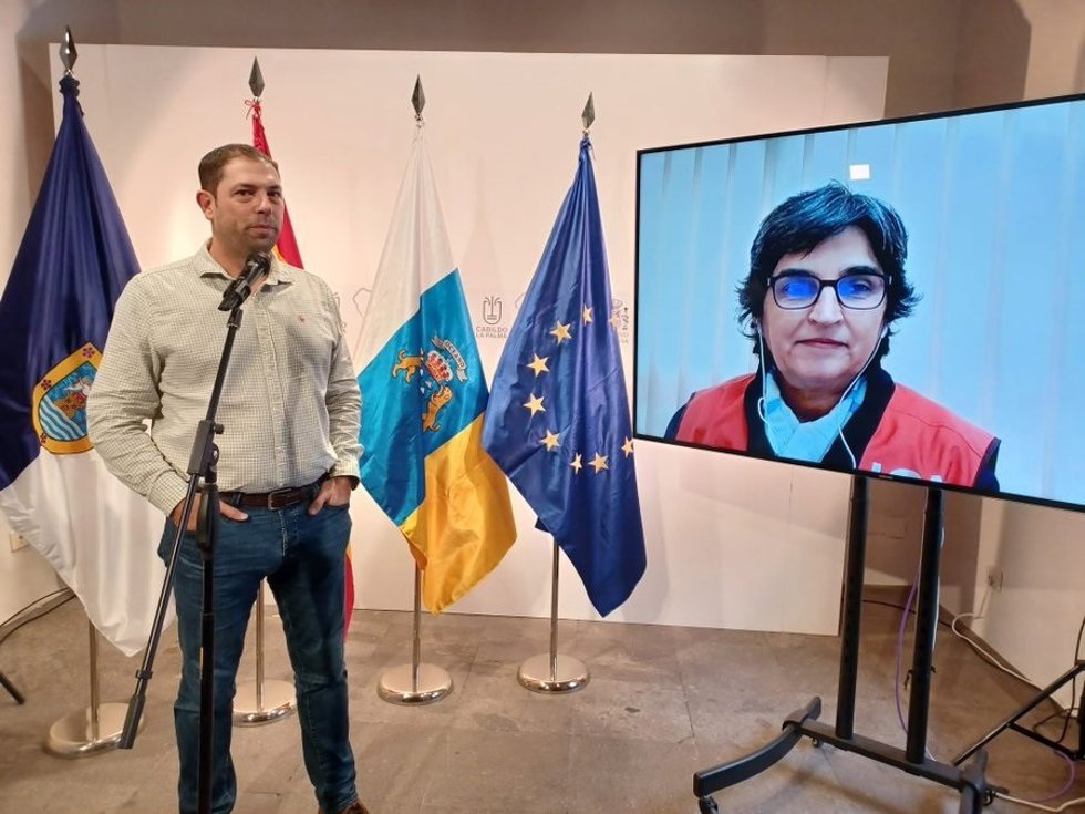 La directora del Instituto Geográfico Nacional (IGN) y portavoz del comité científico del Pevolca, Carmen López, y el director técnico del Pevolca, Rubén Fernández