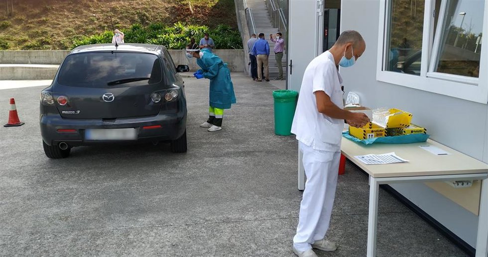 Archivo - Punto COVID AUTO en el Hospital Álvaro Cunqueiro de Vigo.