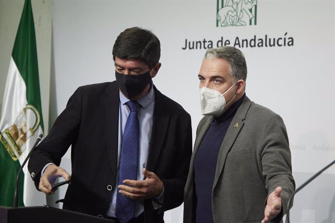 El vicepresidente de la Junta, Juan Marín, (i) y el consejero de la Presidencia, Elías Bendodo, (d) dialogan antes de la rueda de prensa tras el Consejo de Gobierno, a 21 de diciembre de 2021 en Sevilla (Andalucía, España)