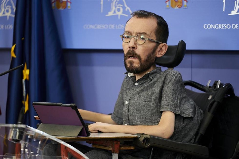 El portavoz de Unidas Podemos, Pablo Echenique, en una rueda de prensa, durante una Junta de Portavoces en el Congreso de los Diputados, a 21 de diciembre de 2021, en Madrid, (España).