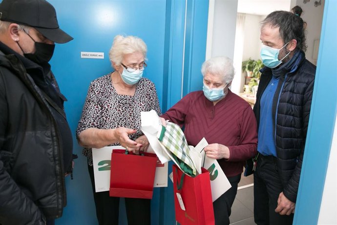 Entrega de los menús especiales y detalles en los apartamentos tutelados.
