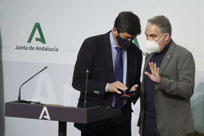 El vicepresidente de la Junta, Juan Marín, (i) y el consejero de la Presidencia, Elías Bendodo, (d) dialogan antes de la rueda de prensa tras el Consejo de Gobierno, a 21 de diciembre de 2021 en Sevilla (Andalucía, España)