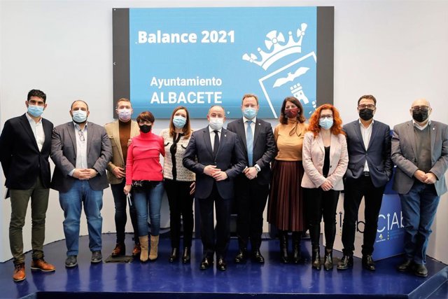 El alcalde de Albacete, Emilio Saez, en la rueda de prensa en la que ha hecho balance de año.