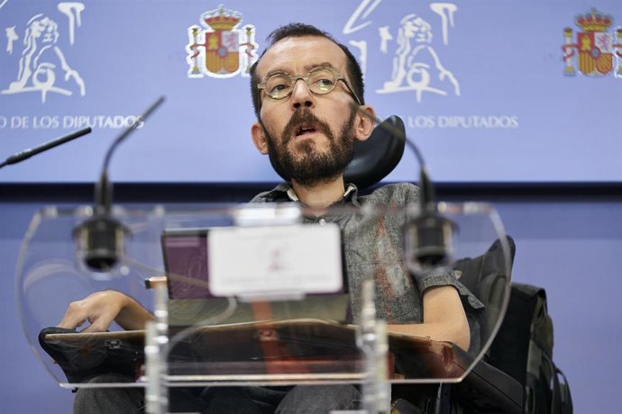 El portavoz de Unidas Podemos, Pablo Echenique, en una rueda de prensa, durante una Junta de Portavoces en el Congreso de los Diputados, a 21 de diciembre de 2021, en Madrid, (España).