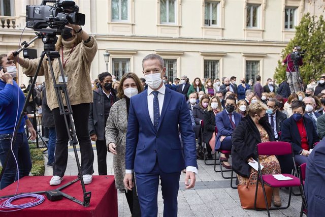 El presidente del Senado, Ander Gil, a su llegada al acto de homenaje a las víctimas de la Covid-19 y a quienes han luchado contra la pandemia, en la Plaza de la Marina, a 21 de diciembre de 2021, en Madrid (España)