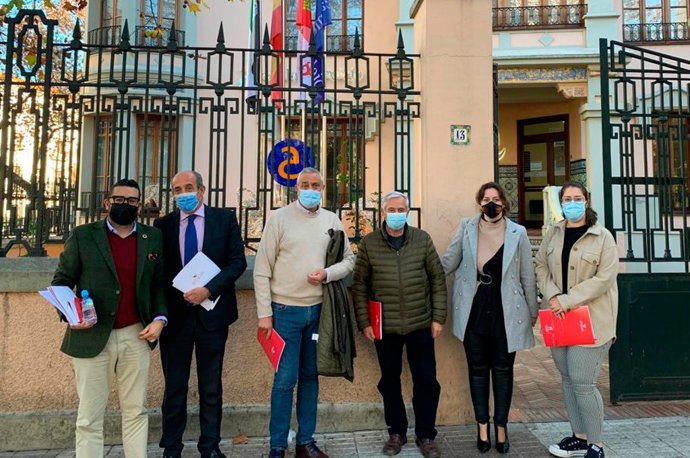 Reunión de responsables de la Diputación de Cáceres con directivos de Cajalmendralejo