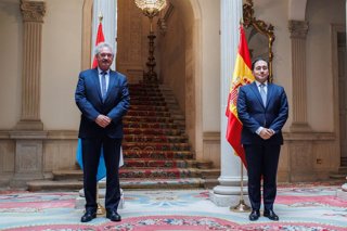 El Ministro de Asuntos Exteriores, Unión Europea y Cooperación, José Manuel Albares (d), recibe a su homólogo de Luxemburgo, el Ministro de Asuntos Exteriores, Jean Asselborn, en el Palacio de Viana, a 21 de diciembre de 2021, en Madrid (España). Este enc