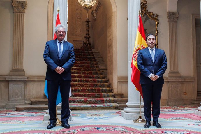 El Ministro de Asuntos Exteriores, Unión Europea y Cooperación, José Manuel Albares (d), recibe a su homólogo de Luxemburgo, el Ministro de Asuntos Exteriores, Jean Asselborn, en el Palacio de Viana, a 21 de diciembre de 2021, en Madrid (España). Este e