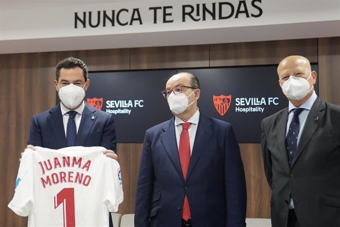 Juanma Moreno visita las instalaciones del Estadio Ramón Sánchez-Pizjuán