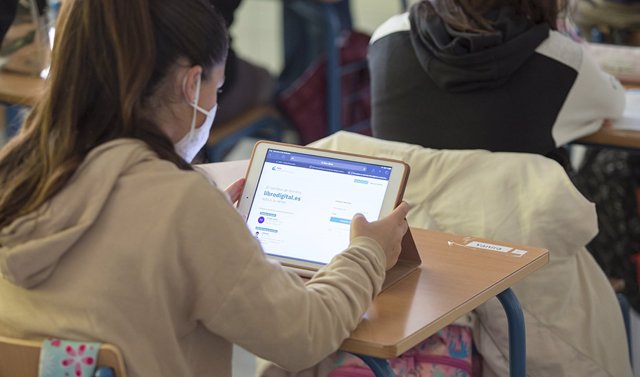Archivo - Una alumna en clase ante una tableta digital