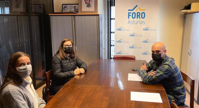 Reunión del portavoz de Foro Asturias Gijón, Jesús Martínez Salvador, con las representantes del Ampa del Colegio de Educación Especial Sanatorio Marítimo de Gijón, Sandra Labra y Andrea López