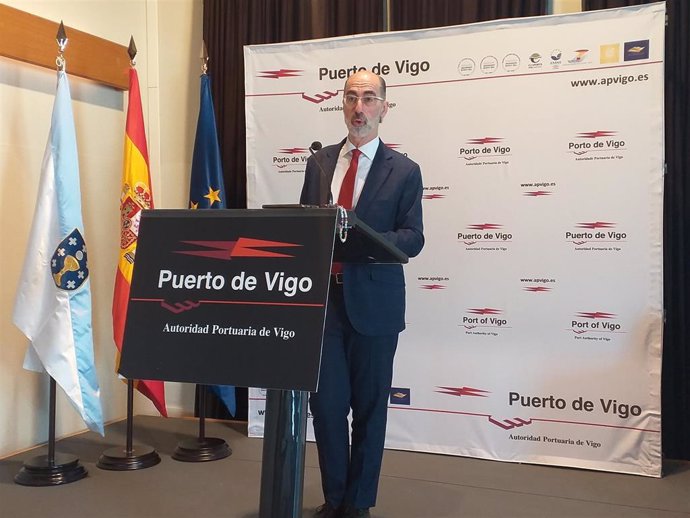 El presidente de la Autoridad Portuaria de Vigo, Jesús Vázquez Almuíña, comparece ante los medios.