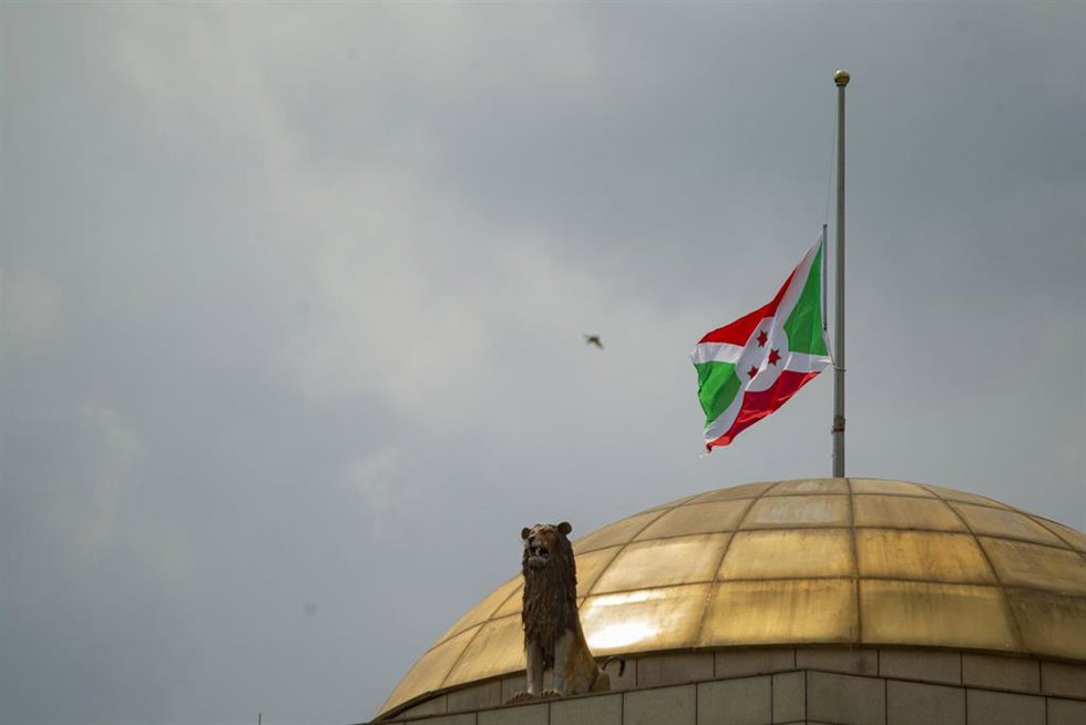 Archivo - Banderas a media asta en Burundi tras el fallecimiento del presidente, Pierre Nkurunziza