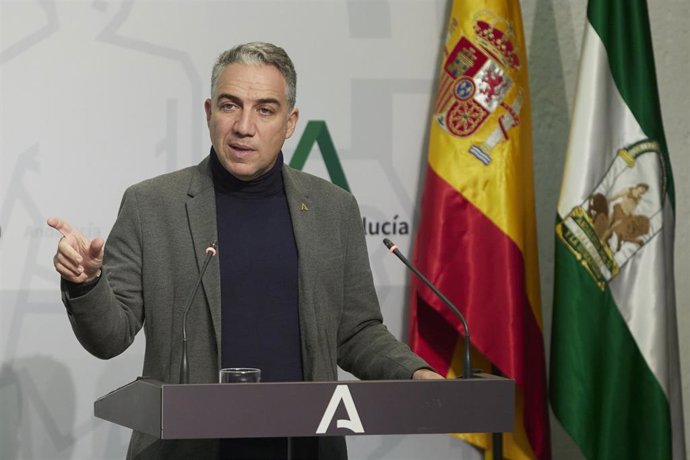 El consejero de la Presidencia, Elías Bendodo, atiende a los medios durante la rueda de prensa tras el Consejo de Gobierno, a 21 de diciembre de 2021 en Sevilla (Andalucía, España)