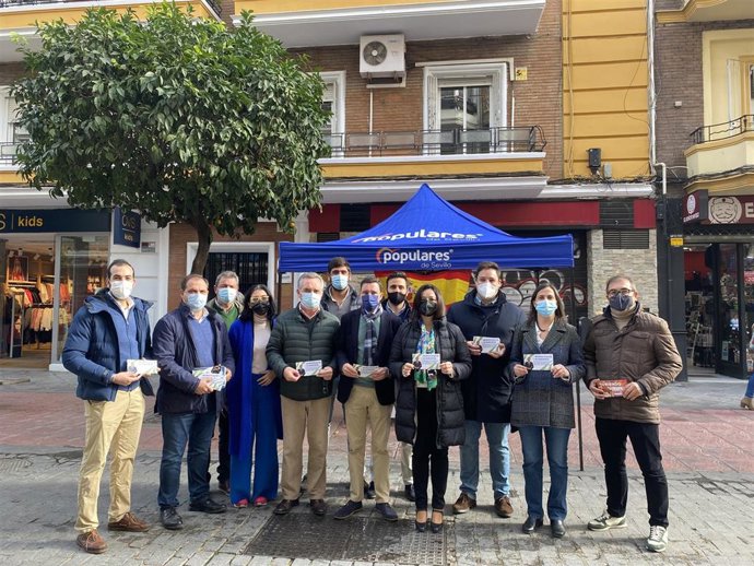 La presidenta del PP de Sevilla, Virginia Pérez, en la calle Asunción con su equipo explicando a pie de calle el decreto de simplificación burocrática.