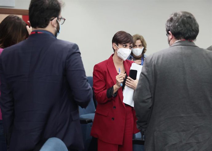 La ministra de Política Territorial y portavoz del Gobierno, Isabel Rodríguez, conversa con los periodistas tras una rueda posterior a una reunión del Consejo de Ministros, en el Palacio de Moncloa, a 21 de diciembre de 2021, en Madrid, (España). Durant
