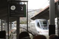 El AVE Ourense-Madrid estrena su primer viaje comercial, 359 plazas de "ilusión" por la reducción de tiempo