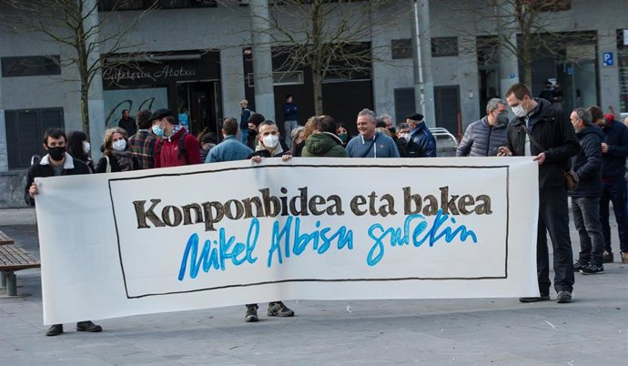 Miembros de Sortu y EH Bildu reciben con aplausos al ex jefe de ETA Mikel Antza' a su llegada para declarar en la investigación del asesinato de Gregorio Ordóñez, a 21 de diciembre de 2021, en San Sebastián, Guipúzcoa, País Vasco, (España). Antza decla