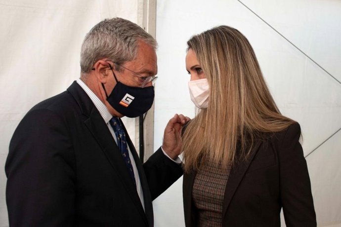 La coordinadora de Ciudadanos en Huelva y diputada provincial, María Ponce, junto al consejero de Transformación Económica, Rogelio Velasco.