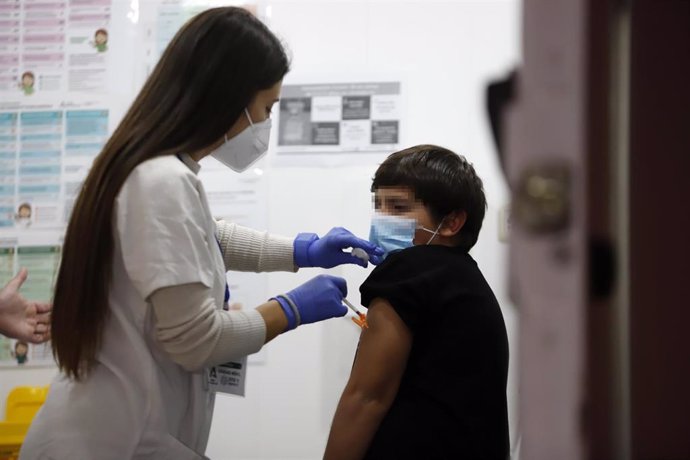 Inicio de la vacunación contra la Covid 19 a los menores entre 9 a 11 años en el centro de Salud de la Barriada de El Palo a15-12-2021 en Málaga (Andalucía)
