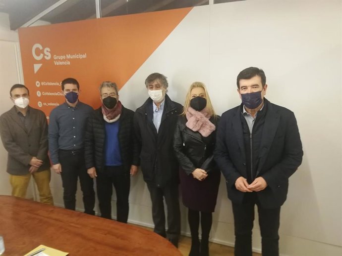 El portavoz de Cs en el Ayuntamiento de Valncia, Fernando Giner, y los ediles de esta formación, Amparo Picó y Rafa Parde, junto a representantes de la entidad Avecine.