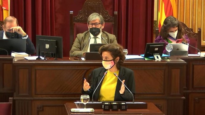 La consellera de Asuntos Sociales y Deportes, Fina Santiago, durante el debate de los Presupuestos autonómicos para 2022.