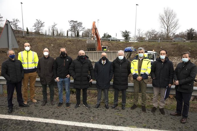 El consejero de Cohesión Territorial, Bernardo Ciriza, visita el inicio de las obras de remodelación del nudo viario de Berriozar.