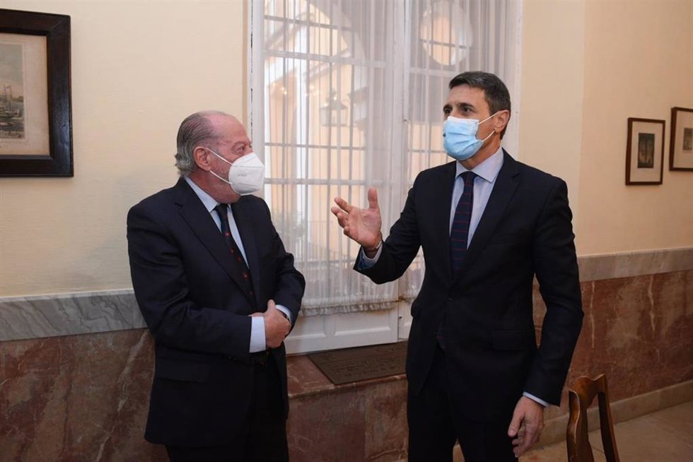 El presidente de la Diputación de Sevilla, Fernando Rodríguez Villalobos, con el delegado del Gobierno en Andalucía, Pedro Fernández.